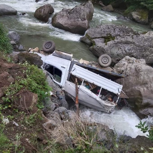 Trabzon'da kaza! Meyve yüklü kamyonet dereye yuvarlandı 9
