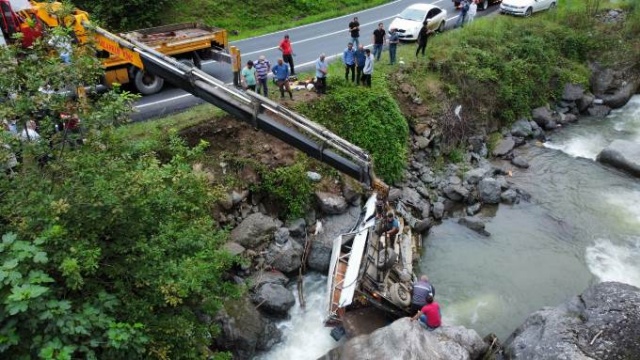 Trabzon'da kaza! Meyve yüklü kamyonet dereye yuvarlandı 10