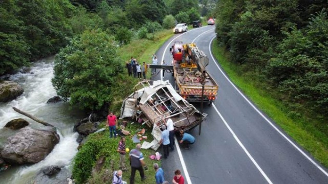 Trabzon'da kaza! Meyve yüklü kamyonet dereye yuvarlandı 7