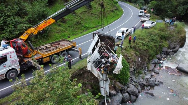Trabzon'da kaza! Meyve yüklü kamyonet dereye yuvarlandı 4