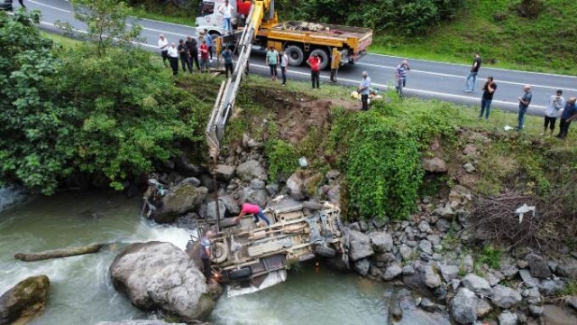 Trabzon'da kaza! Meyve yüklü kamyonet dereye yuvarlandı 5