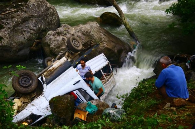 Trabzon'da kaza! Meyve yüklü kamyonet dereye yuvarlandı 6