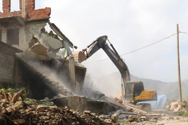 Rize'de acil yıkım kararı alınan binaların yıkımı başladı. 2
