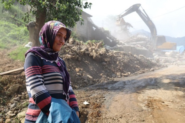 Rize'de acil yıkım kararı alınan binaların yıkımı başladı. 11