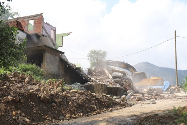 Rize'de acil yıkım kararı alınan binaların yıkımı başladı. 3