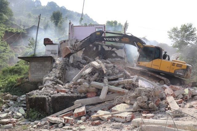 Rize'de acil yıkım kararı alınan binaların yıkımı başladı. 10