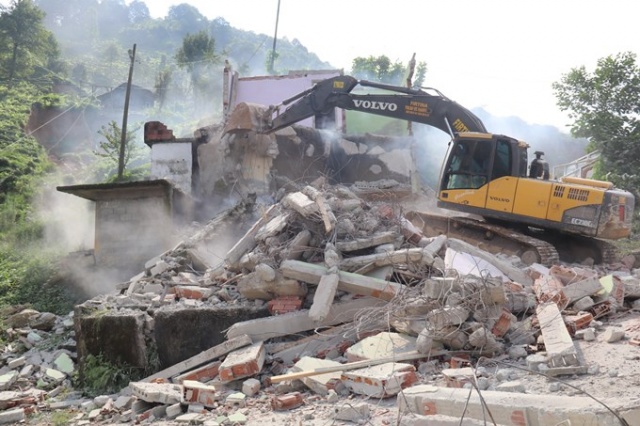 Rize'de acil yıkım kararı alınan binaların yıkımı başladı. 6