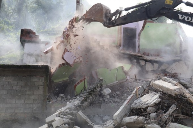 Rize'de acil yıkım kararı alınan binaların yıkımı başladı. 8