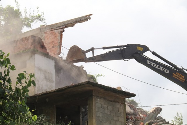 Rize'de acil yıkım kararı alınan binaların yıkımı başladı. 4
