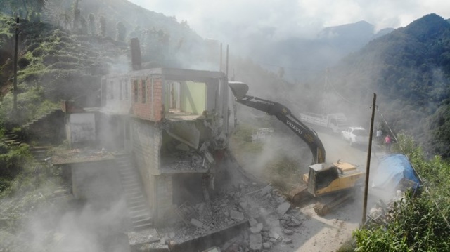 Rize'de acil yıkım kararı alınan binaların yıkımı başladı. 9