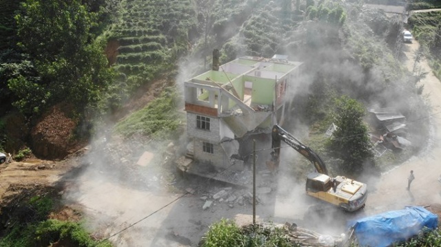 Rize'de acil yıkım kararı alınan binaların yıkımı başladı. 5