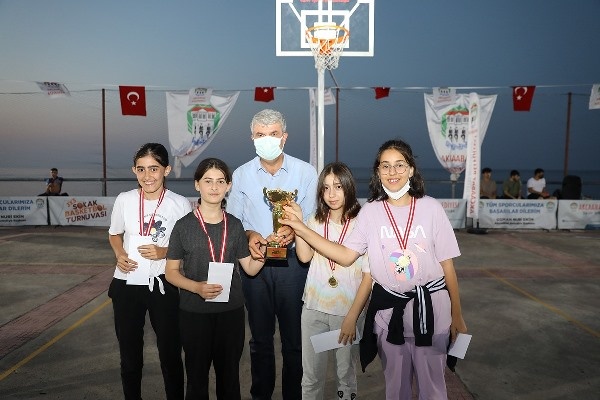 Akçaabat’ta 3x3 sokak basketbolu ve 3 sayı turnuvası sahiplerini buldu. 13