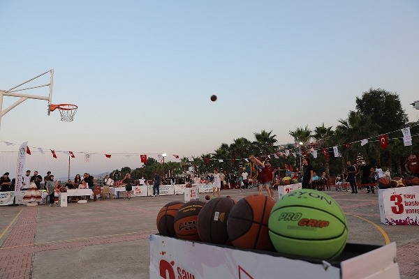 Akçaabat’ta 3x3 sokak basketbolu ve 3 sayı turnuvası sahiplerini buldu. 5