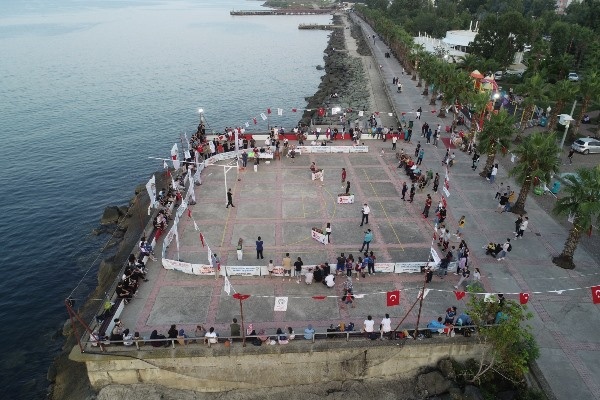 Akçaabat’ta 3x3 sokak basketbolu ve 3 sayı turnuvası sahiplerini buldu. 10