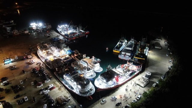 Trabzonlu balıkçılar ağlarını denizle buluşturdu 9