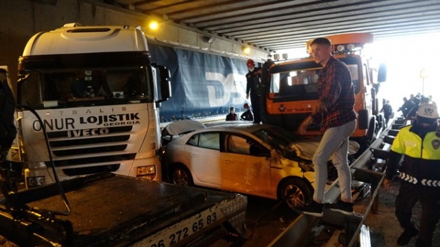 Trabzon'da zincirleme kaza!  7 araç birbirine girdi 10