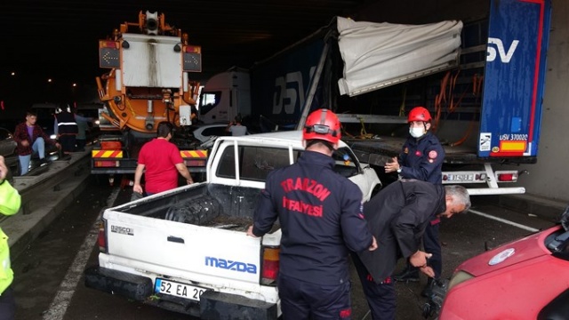 Trabzon'da zincirleme kaza!  7 araç birbirine girdi 13