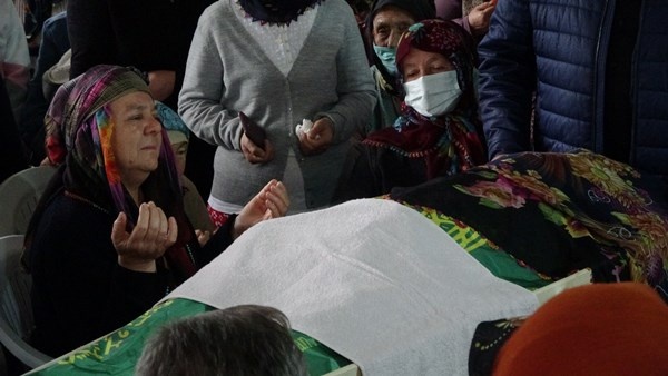 Şalpazarı Otobüs kazasında hayatını kaybedenlere ağladı 3