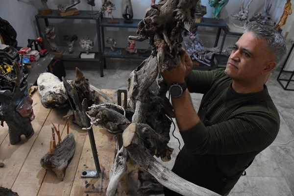 Karadeniz kıyısından topladığı ağaç parçalarını sanat eserine dönüştürüyor 28