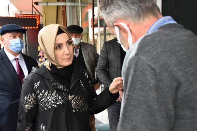 Bahar Ayvazoğlu esnaf ve vatandaşları dinledi. Foto Haber 15