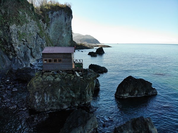 Artvin'de deniz kıyısındaki kayanın üzerine yapılan baraka dikkat çekiyor 5