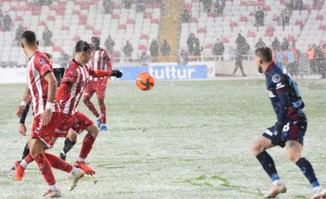 Spor yazarları Sivasspor Trabzonspor maçını yorumladı. 16-01-2022 - Foto Galeri 3