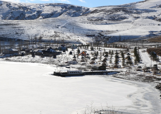 Bayburt'ta donan baraj gölü üzerinde yürüdüler Foto Galeri 11