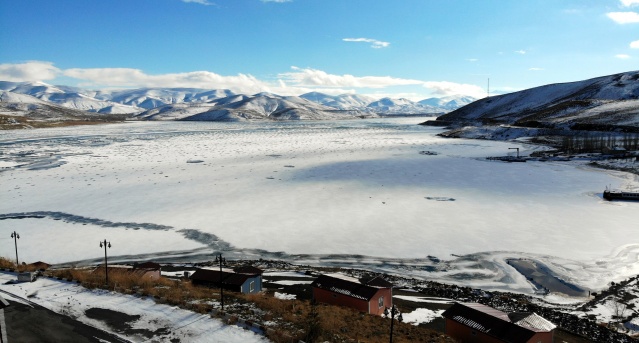 Bayburt'ta donan baraj gölü üzerinde yürüdüler Foto Galeri 4