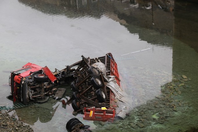Virajı alamadı köprüden nehre düştü. Foto Haber 2