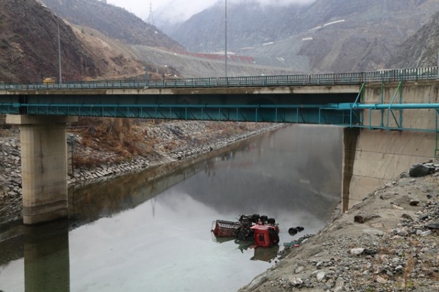 Virajı alamadı köprüden nehre düştü. Foto Haber 11
