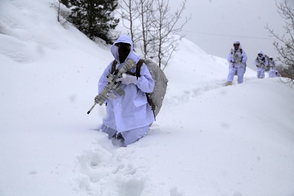 Gümüşhane dağlarında Kadın PÖH’ler kol geziyor. Foto Haber 17