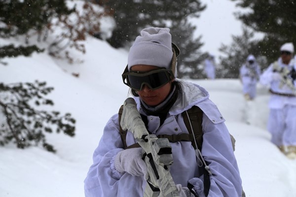 Gümüşhane dağlarında Kadın PÖH’ler kol geziyor. Foto Haber 13