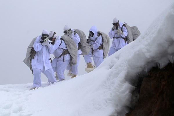 Gümüşhane dağlarında Kadın PÖH’ler kol geziyor. Foto Haber 16