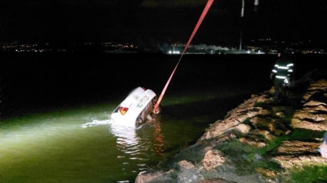Otomobil denize uçtu: 1 ölü, 2 yaralı. Foto Haber 13