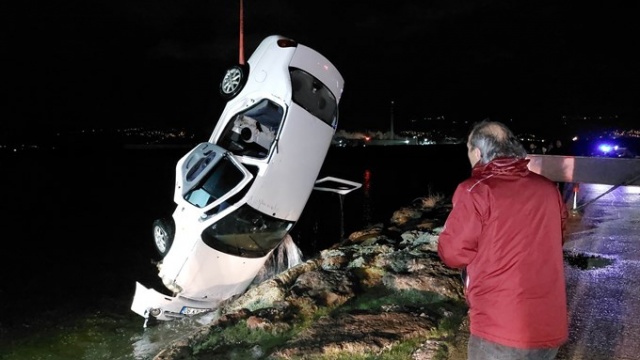Otomobil denize uçtu: 1 ölü, 2 yaralı. Foto Haber 9