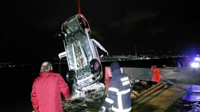 Otomobil denize uçtu: 1 ölü, 2 yaralı. Foto Haber 10