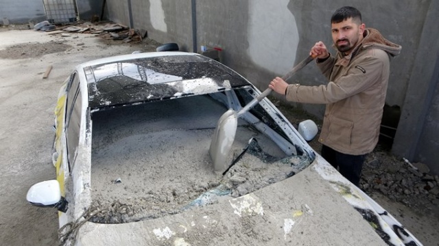 Şakanın böylesi! Lüks aracın içine beton döktüler... Foto Haber 3