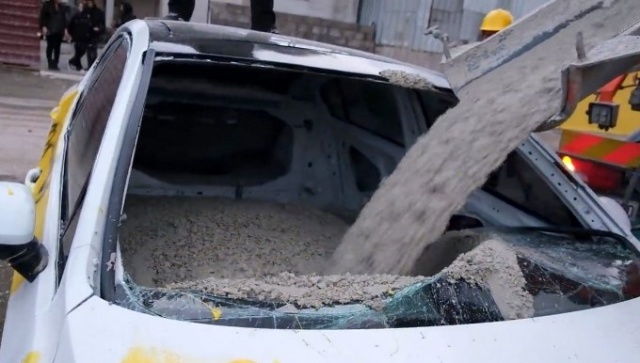 Şakanın böylesi! Lüks aracın içine beton döktüler... Foto Haber 5