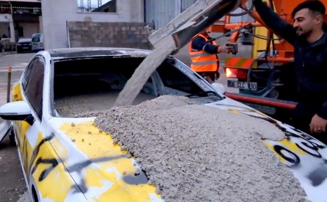 Şakanın böylesi! Lüks aracın içine beton döktüler... Foto Haber 8