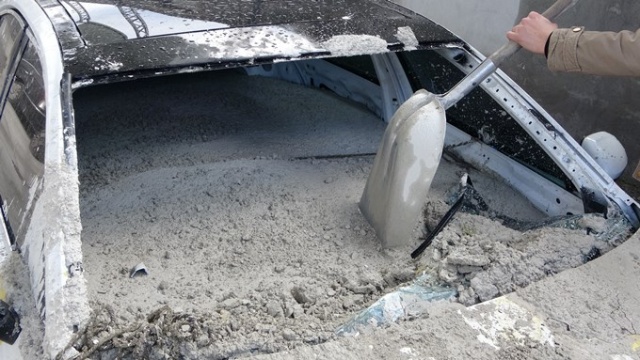 Şakanın böylesi! Lüks aracın içine beton döktüler... Foto Haber 9
