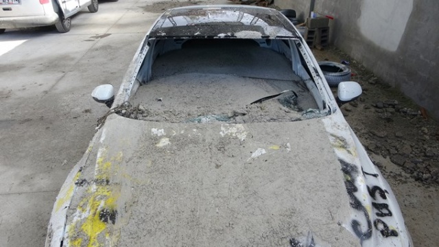 Şakanın böylesi! Lüks aracın içine beton döktüler... Foto Haber 7