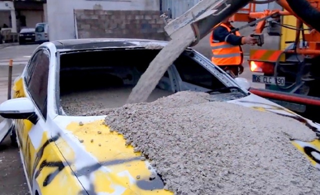 Şakanın böylesi! Lüks aracın içine beton döktüler... Foto Haber 1