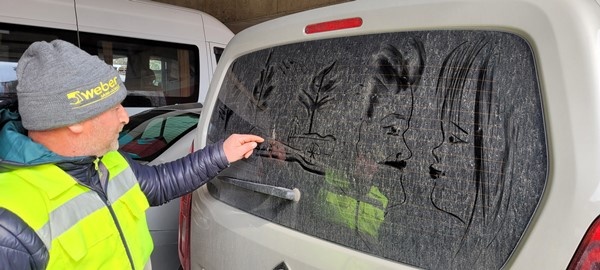 Trabzon'da resim tutkusunu araçların tozlu camlarına yansıtıyor. Foto Haber 9