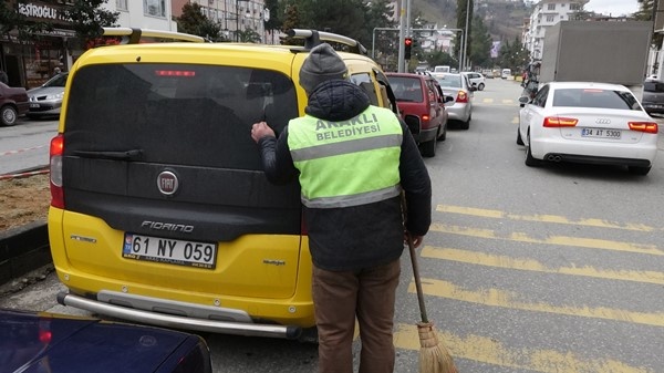 Trabzon'da resim tutkusunu araçların tozlu camlarına yansıtıyor. Foto Haber 12