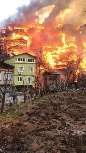 Artvin’in Dereiçi köyünde çıkan yangının üzerinden tam bir yıl geçti. Foto Haber 12