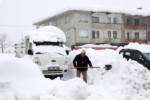 Orta ve Doğu Karadeniz'de kar esareti. Foto Haber 28