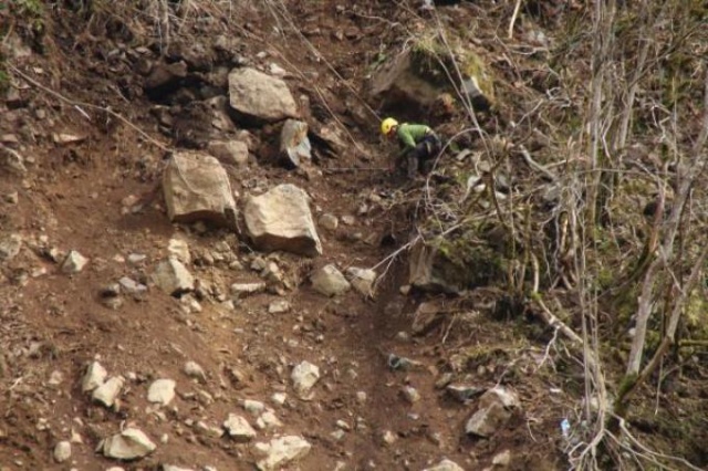 Dağcılar, heyelanlı yamaçlarda riskli kayalar için devrede. Foto Haber 3