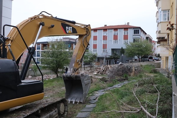 Karadeniz fıkrası gibi olay: Adresi karıştıran kepçe operatörü yanlış binayı yıktı.Foto Haber 2