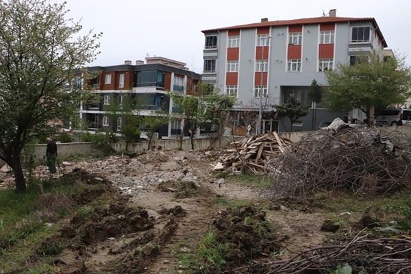 Karadeniz fıkrası gibi olay: Adresi karıştıran kepçe operatörü yanlış binayı yıktı.Foto Haber 5
