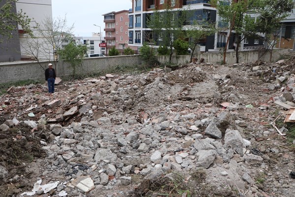 Karadeniz fıkrası gibi olay: Adresi karıştıran kepçe operatörü yanlış binayı yıktı.Foto Haber 4